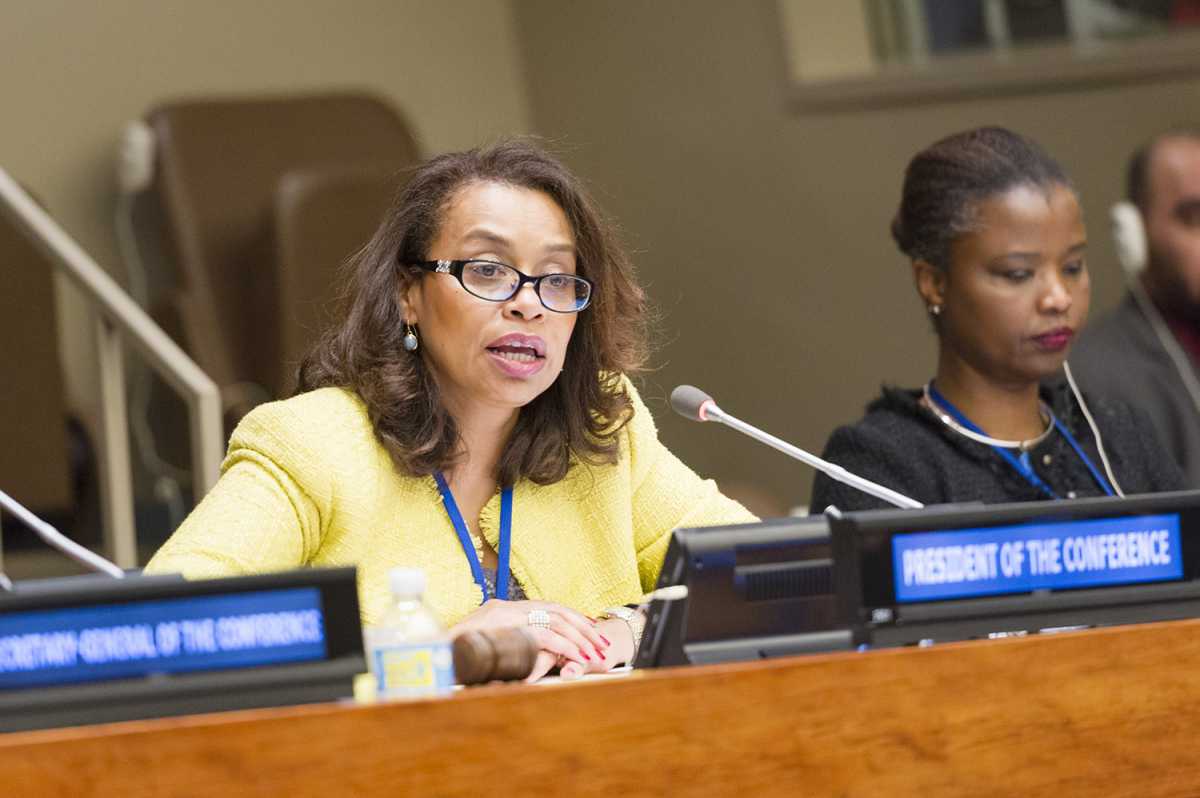 Ambasador ONZ Kostaryki Elayne Whyte Gómez (po lewej), przewodnicząca konferencji ONZ w celu wynegocjowania traktatu o zakazie broni jądrowej, przewodniczy spotkaniu konferencji 30 marca. Źródło: UN Photo/Rick Bajornas