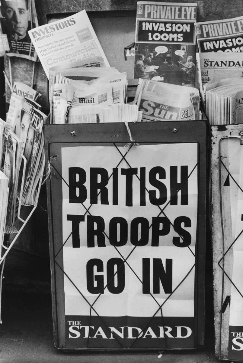 An Evening Standard headline on a London newspaper stand during the Falklands War in May 1982. The authors write that the United Kingdom could not coerce Argentine forces to withdraw without a fight, despite deploying nuclear forces to the South Atlantic. Credit: Central Press/Stringer/Getty Images