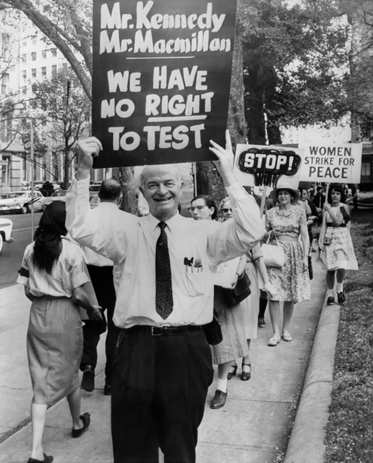 Linus Pauling outside the White House, Washington DC, protesting against nuclear weapons testing, April 28, 1962. (Photo courtesy of National Archives and Records Administration, courtesy AIP Emilio Segre Visual Archives.)