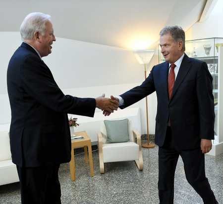 Finnish President Sauli Niinistö (r.) greets U.S. Undersecretary of State Thomas Shannon Sept. 11, ahead of Shannon’s strategic-stability talks with Russian Deputy Foreign Minister Sergei Ryabkov in Helsinki. (Photo credit: Antti Aimo-Koivisto/AFP/Getty Images)