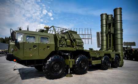 A Russian S-400 anti-aircraft missile launcher is displayed Aug. 22 at a military conference near Moscow. (Photo credit: Alexander Nemenov/AFP/Getty Images)