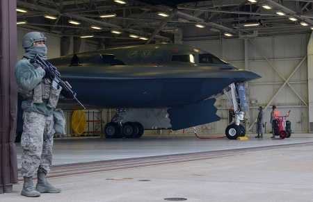 A 509th Security Forces Squadron member controls access to a B-2 Spirit during “Global Thunder 2018” at Whiteman Air Force Base, Mo., November 1.  (Photo credit: Taylor Phifer/U.S Air Force)