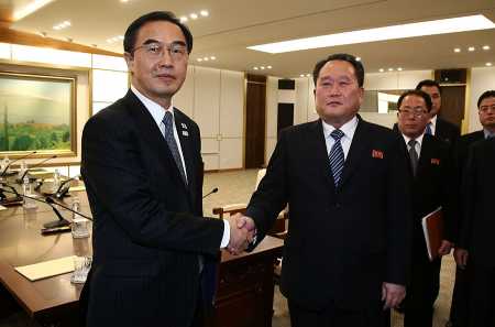 South Korean Unification Minister Cho Myoung-gyon (L) shakes hands with the head of the North Korean delegation Ri Son Gwon after their meeting at the border village of Panmunjom on January 9.  (Photo: Korea Pool/Getty Images)