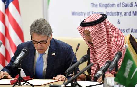 U.S. Energy Secretary Rick Perry reviews a carbon management accord with Saudi Energy Minister Khalid al-Falih during a December 4, 2017 visit to Riyadh.  (Photo: FAYEZ NURELDINE/AFP/Getty Images)