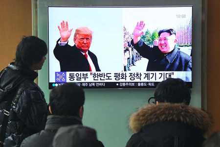 People watch a television news report showing pictures of U.S. President Donald Trump and North Korean leader Kim Jong Un at a railway station in Seoul on March 9. Donald Trump agreed on March 8 to a historic first meeting with Kim Jong Un in a stunning development in America's high-stakes nuclear standoff with North Korea. (Photo: JUNG YEON-JE/AFP/Getty Images)