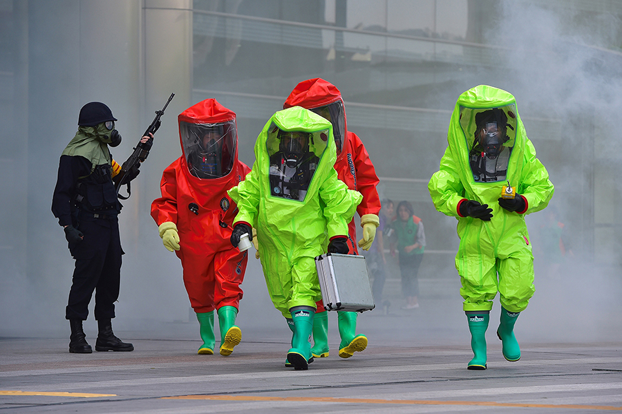 A South Korean rescue team wearing chemical protective suits participates in an anti-terror drill as part of a disaster management exercise at the COEX shopping and exhibition center in Seoul on May 20, 2016. (Photo: Jung Yeon-Je/AFP/Getty Images)