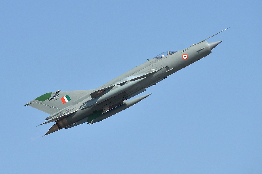 Pakistan shot down an Indian Air Force MiG-21 fighter jet like this and captured its pilot during the Pulwama crisis, but the pilot's return to India days later served to calm tensions. (Photo: Manjunath Kiran/AFP/Getty Images)