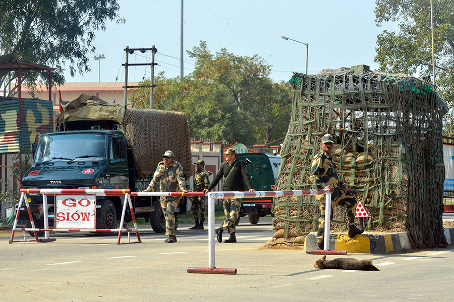 Indian security forces guard the Indian-Pakistani border after a February 26 Indian air strike against a militant site in Pakistan. The air strike represented an escalation of Indian actions compared to previous crises. (Photo: Narinder Nanu/AFP/Getty Images)