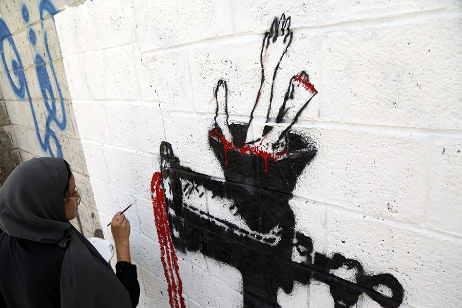 A Yemeni graffiti artist protests the continuing conflict in her country on April 25.  (Photo: Mohammed Hamoud/Getty Images)