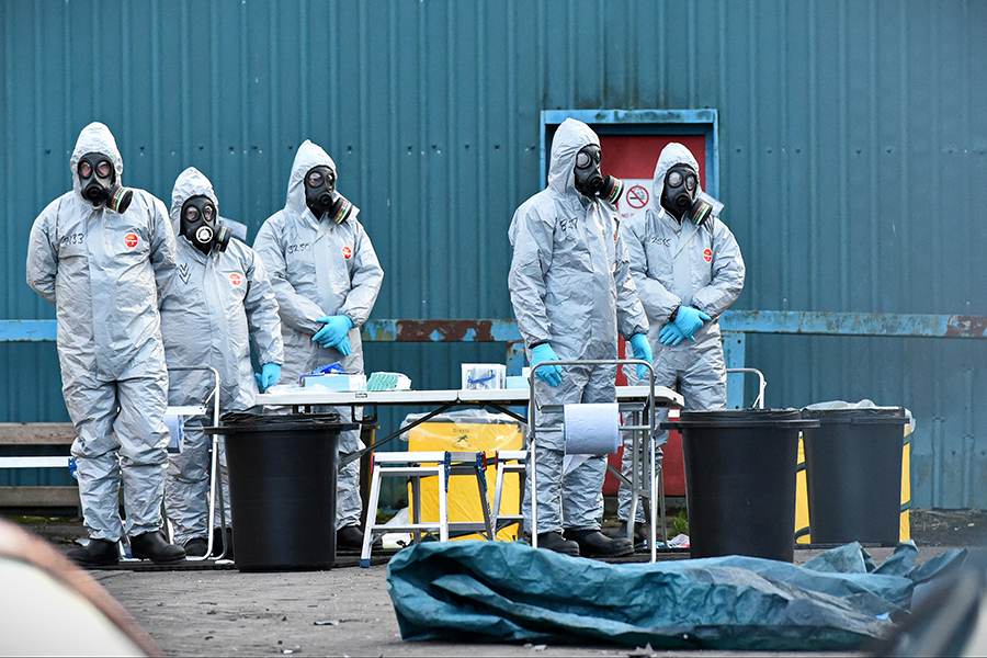 UK forensic investigators prepare to examine a vehicle believed to belong to chemical weapon attack victim Sergei Skripal in March 2018 in Salisbury, England. (Photo: Rufus Cox/Getty Images)
