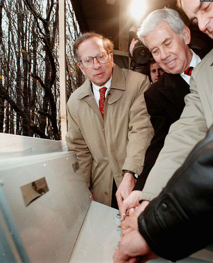  U.S. Senators Sam Nunn (left) and Richard Lugar turn two keys to initiate the destruction of a former Soviet nuclear missile silo in Ukraine on October 23, 1996. (Photo: Shutterstock)