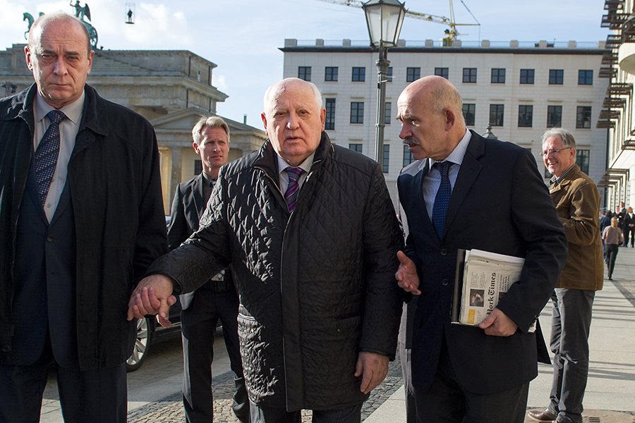 Interpreter Pavel Palazhchenko (right) continues to work with former Soviet leader Mikhail Gorbachev, here in Berlin in 2014 to mark the 25th anniversary of the fall of the Berlin Wall. (Photo: Target Presse Agentur Gmbh/Getty Images)