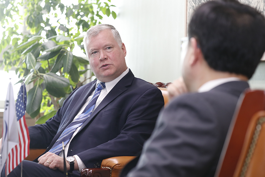 Stephen Biegun, who leads the U.S. working delegation to negotiate a denuclearization agreement with North Korea, speaks with South Korea's special representative for Korean Peninsula Peace and Security Affairs Lee Do-hoon at the Foreign Ministry in Seoul  on June 28. (Photo: Jeon Heon-kyun/Getty Images)
