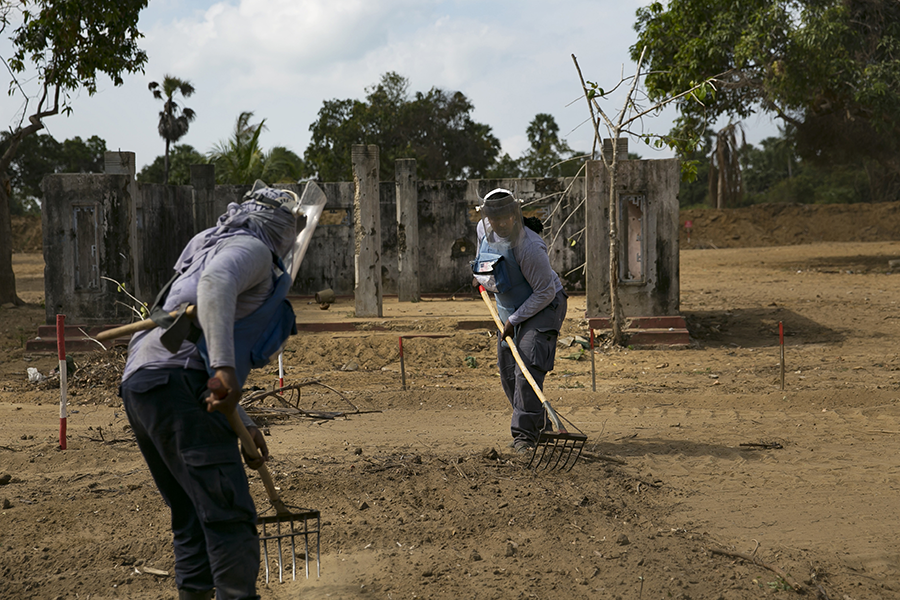 De-miners work to clear mines in Muhamalai, Sri Lanka in 2019. The Mine Ban Treaty held its fourth review conference in November 2019. (Photo: Allison Joyce/Getty Images)
