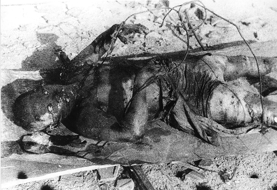 A burned body in the ruins 500 meters from the hypocenter. The intense heat rays of the Hiroshima bomb reached several million degrees Celsius at the hypocenter and incinerated everything within approximately two kilometers.(Photo: Hiroshima Peace Memorial Museum)