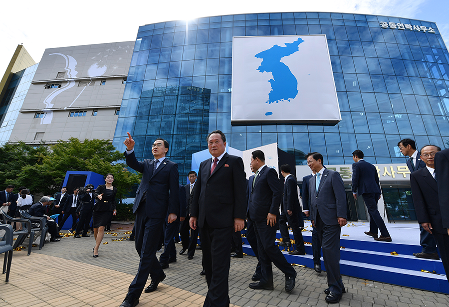 Cho Myoung-gyon (left), then South Korean unification minister,  and his North Korean counterpart Ri Son Gwon (center), attend the opening ceremony of the now-demolished joint liaison office on Sept. 14, 2018 in Kaesong, North Korea. (Photo: Korea Pool/Getty Images)