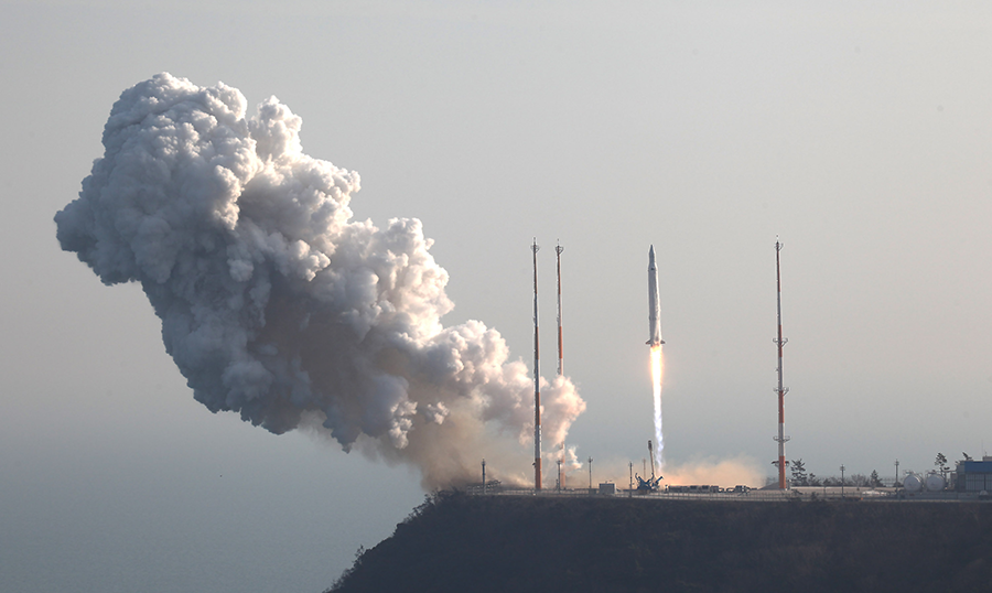 South Korea's Naro space launch vehicle rockets successfully to orbit in January 2013. A new U.S.-South Korean agreement will allow Seoul to import solid-fuel rocket technology for its space launch vehicles. (Photo: Korea Aerospace Research Institute/Getty Images) 