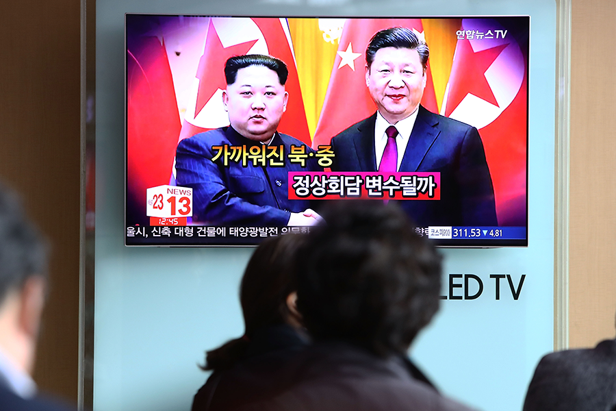 South Koreans watch a television broadcast reporting on the meeting of North Korean leader Kim Jong Un (left) and Chinese President Xi Jinping on Mar. 28, 2018.  (Photo: Chung Sung-Jun/Getty Images)