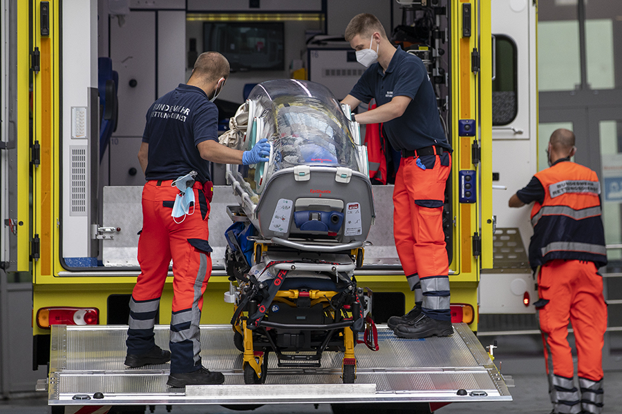 Emergency personnel load the portable isolation unit used to transport Russian opposition figure Alexei Navalny to a Berlin hospital on Aug. 22, 2020. The OPCW has confirmed other assessments that he was poisoned with a chemical agent. (Photo: Maja Hitij/Getty Images)