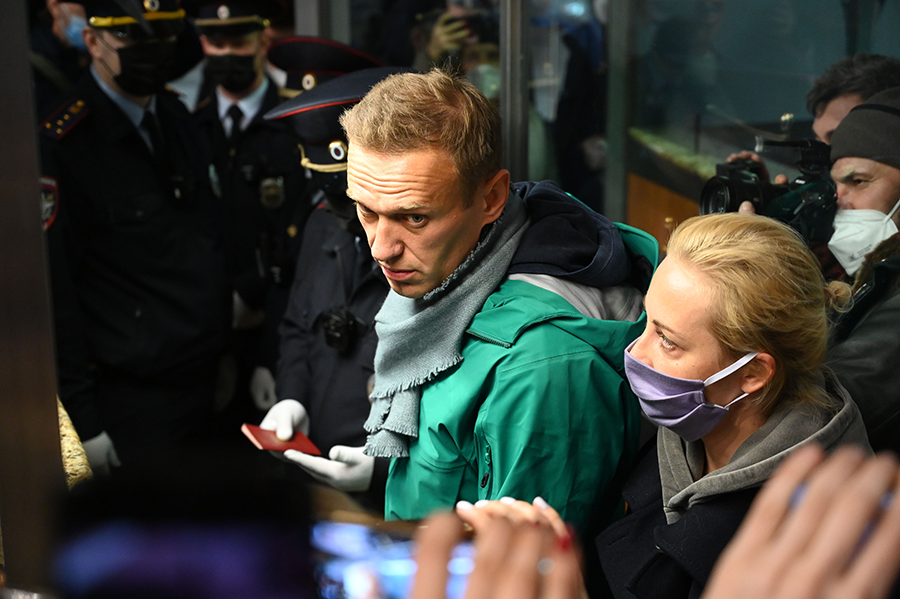 Russian opposition leader Alexei Navalny and his wife Yulia are seen arriving at Moscow's Sheremetyevo airport on January 17, from Germany where he recovered from his August 2020 poisoning with a nerve agent. Russian police detained him shortly after he landed for alleged parole violations. (Photo: Kirill Kudryavtsev / AFP via Getty Images) 