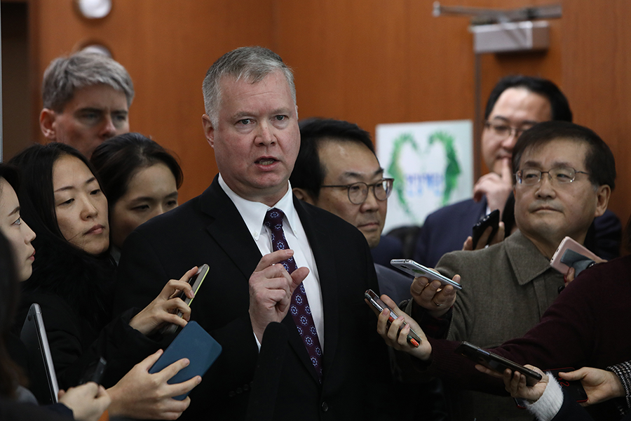 Stephen Biegun (L), the U.S. special representative for North Korea during the Trump administration, answers questions from the press after talks on North Korea's nuclear activities with Lee Do-hoon (R), South Korea's special representative for Korean Peninsula Peace and Security Affairs, at the foreign ministry in Seoul in December 2018. (Photo by Chung Sung-Jun/Getty Images)