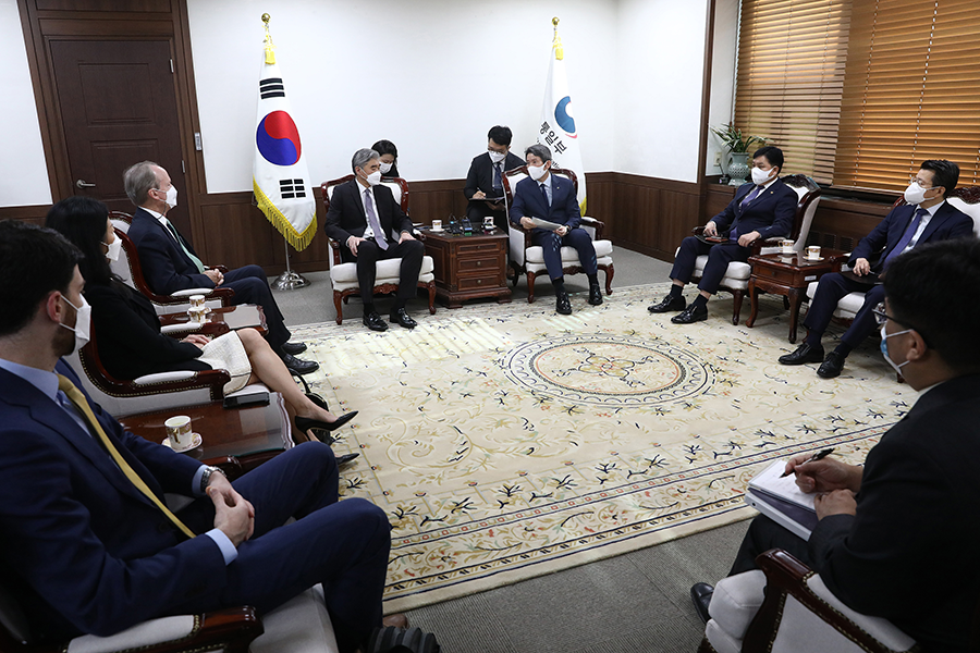 U.S. Special Representative for North Korea, Sung Kim (center, L) talks with South Korean Unification Minister Lee In-young (center, R) about issues relating to North Korea on June 22 in Seoul, South Korea. Kim said he looks forward to Pyongyang giving a "positive response soon" to Washington's offer for dialogue.  (Photo by Chung Sung-Jun/Getty Images)