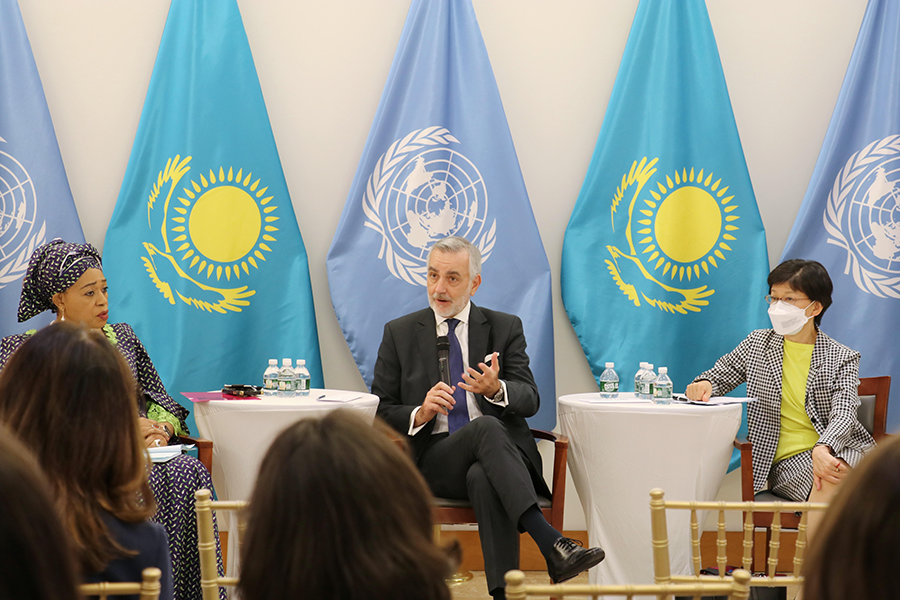 NPT conference president-designate Gustavo Zlauvinen (center) and UN High Representative for Disarmament Izumi Nakamitsu (right) at a Nuclear Discussion Forum at the Mission of Kazakhstan, in October. (Photo by Mission of Kazakhstan to the United Nations.)