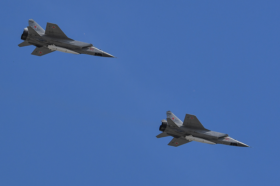 Russian MiG-31 supersonic interceptor aircraft in flight carrying the Kh-47M2 Kinzhal ballistic missile in 2018.  (Photo by Yuri Kadobnov/AFP via Getty Images)