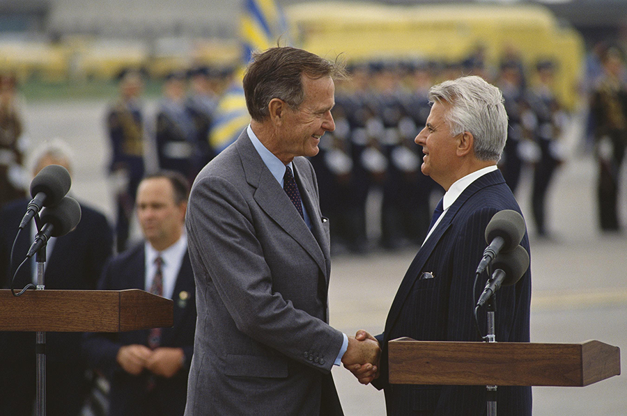 U.S. President George H.W. Bush (L) greets Ukrainian leader Leonid Kravchuk at Borispol Airport near Kyiv in 1991 to discuss the upcoming nuclear disarmament summit in Moscow. (Photo by Wally McNamee/Corbis via Getty Images)