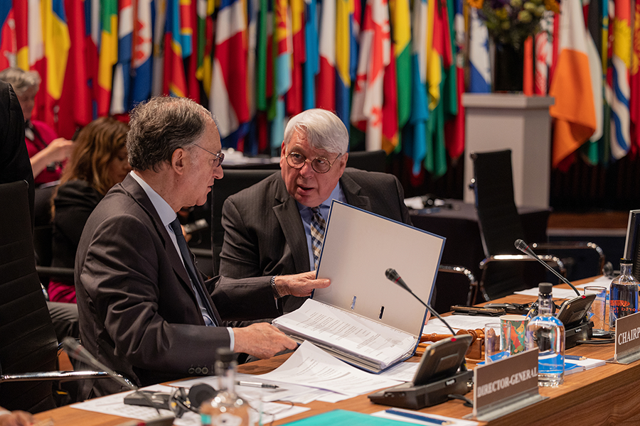 Henk Cor van der Kwast of The Netherlands (R), chairperson of the fifth Chemical Weapons Convention review conference, confers with Fernando Arias, director-general of the Organisation for the Prohibition of Chemical Weapons during the conference in May in The Hague. (Photo courtesy of OPCW)