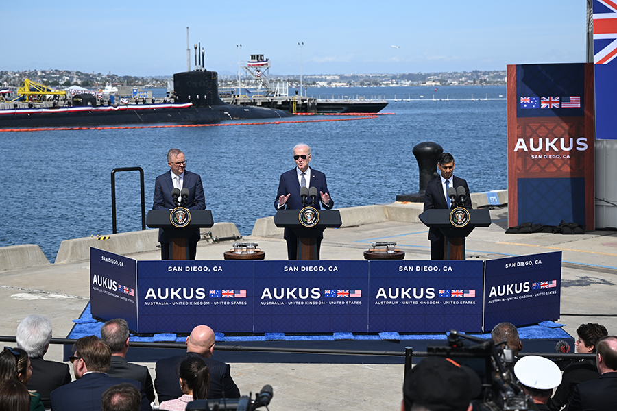 The issue of nuclear fuel for navy ships has drawn increased attention since 2021, when the United States and the United Kingdom agreed to sell nuclear-powered submarines to Australia. Australian Prime Minister Anthony Albanese (L), U.S. President Joe Biden (C) and British Prime Minister Rishi Sunak discussed the issue at a press conference in San Diego last March. (Photo by Leon Neal/Getty Images)