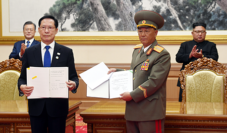 South Korean Defense Minister Song Young-moo (2nd L) and his North Korean counterpart, No Kwang Chol (2nd R), display the Comprehensive Military Agreement they signed in September 2018 at Paekhwawon State Guesthouse as South Korean President Moon Jae-in (L) and North Korean leader Kim Jong Un (R) look on. (Photo by Pyongyang Press Corps/Pool/Getty Images)