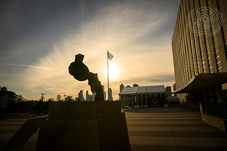As the UN General Assembly debates issues of war and peace, the “knotted gun” sculpture by artist Carol Frederik Reutersward reflects the sun at UN Plaza in New York. (UN Photo by Loey Felipe)