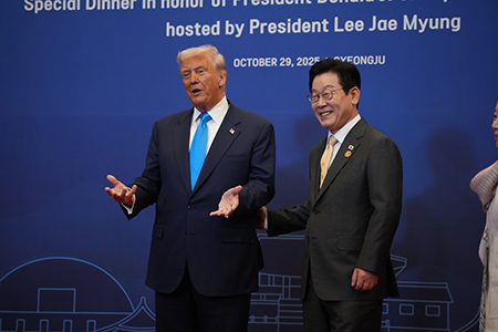 In a move that is raising proliferation concerns, President Donald Trump (L), meeting South Korean President Lee Jae-Myung in Seoul in October, said he would give the U.S. ally the ability to produce fissile material for nuclear weapons.  (Photo by Andrew Harnik/Getty Images)