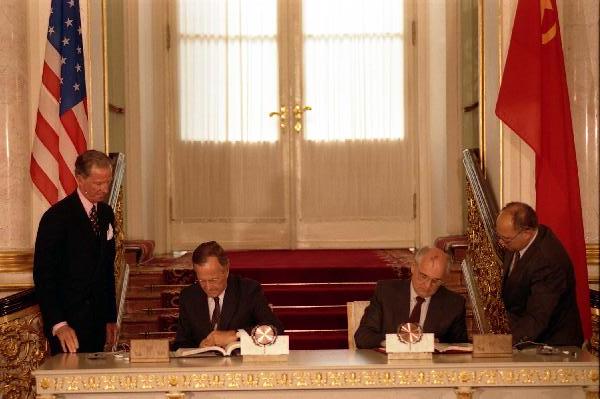 On 31 July 1991, the US President, George Bush (sitting on the left), and General Secretary of the Communist Party of the Soviet Union, Mikhail Gorbachev (sitting on the right), sign the START I Agreement for the mutual elimination of the two countries’ strategic nuclear weapons. (Photo: Susan Biddle/Bush Library)