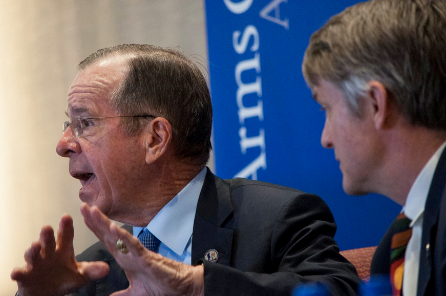 Admiral Mike Mullen spoke with board chairman Tom Countryman on nuclear arms control and risk reduction, noting that most people “talk about nuclear weapons like its a cartoon” and “we have forgotten what these weapons can do.” (Photo: Allen Harris/ACA)