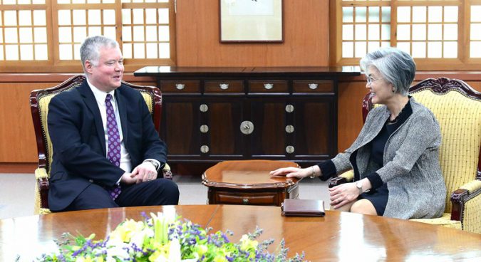 U.S. Special Representative on North Korea Stephen Biegun (left) speaks with South Korean foreign minister Kang Kyung-wha in Seoul, May 10, 2019. (Photo: MOFA)