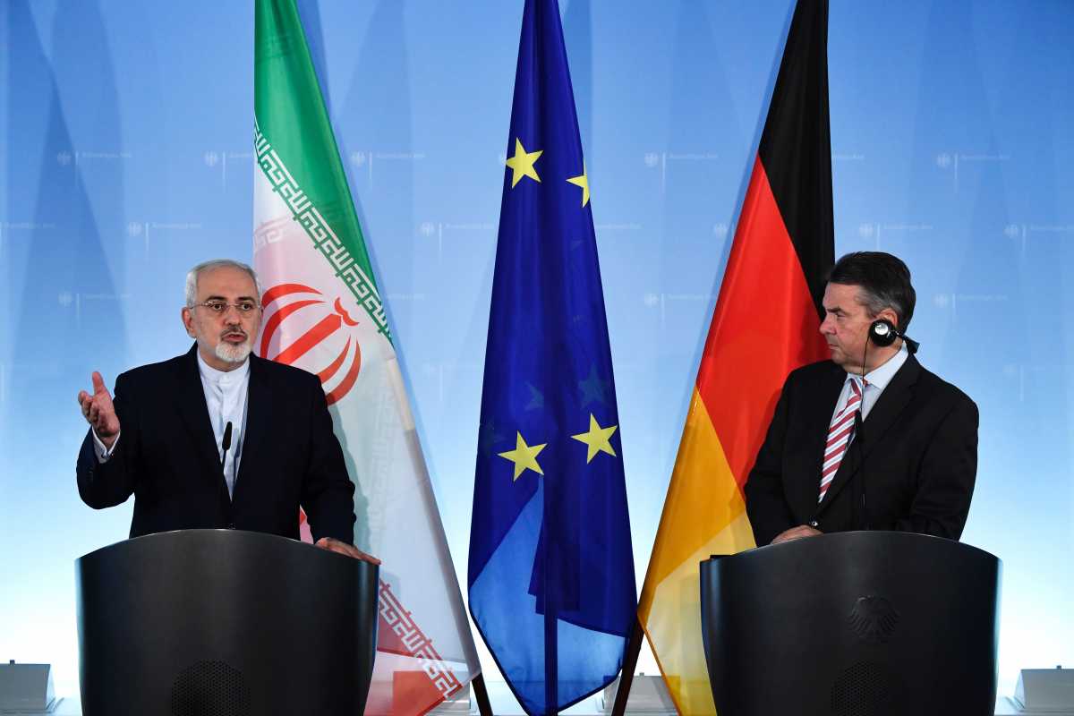 German Vice Chancellor and Foreign Minister Sigmar Gabriel (R) listens to his Iranian counterpart Mohammad Javad Zarif (L) during a press conference at the Foreign Ministry in Berlin on June 27, 2017. / AFP PHOTO / John MACDOUGALL