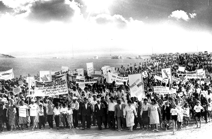 Kazakh citizens gather to demand an end to nuclear testing at the Soviet nuclear test site near Semipalatinsk in August 1989.   (UN Photo/MB)