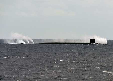 The Ohio-class ballistic-missile submarine USS Maryland (SSBN 738) dives before test firing an unarmed Trident II D5 missile off the coast of Florida, August 31, 2016. (Photo: John Kowalski/U.S. Navy)