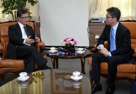 US Special Representative for North Korea Policy Joseph Yun (L) talks with South Korea's representative to the six-party talks, Kim Hong-Kyun (R), during their meeting at the foreign ministry in Seoul on March 22, 2017. The meeting came as a new North Korean missile test failed on March 22, according to the South's defence ministry, two weeks after Pyongyang launched four rockets in what it called a drill for an attack on US bases in Japan. (Photo: JUNG YEON-JE/AFP/Getty Images)